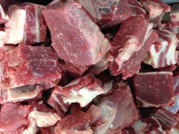 BEEF WITH BONE JAPAN 1kg / 国産牛肉骨付き (茨城) [11010010]